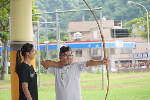 學員們和東澳國小射箭隊的小小國手們體驗傳統木箭