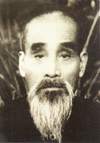 偕萬來的的父親偕八寶曾受漢式私塾教育，也接受過現代化的西方教育。臨終他告訴偕萬來，要記住自己是噶瑪蘭族，有機會要去尋親。