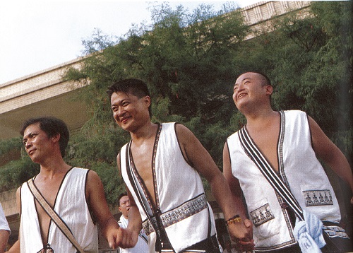 2005年8月新社噶瑪蘭族的豐年祭。1991年，宜蘭的「返鄉尋根活動」歸來，部分新社的噶瑪蘭人覺得應該恢復「傳統」豐年祭，好讓噶瑪蘭族早點站起來。不過，將近50年沒有辦，要如何辦？經過一年多不分老少的通力合作，1993年8月新社終於有了全部落性的豐年祭。