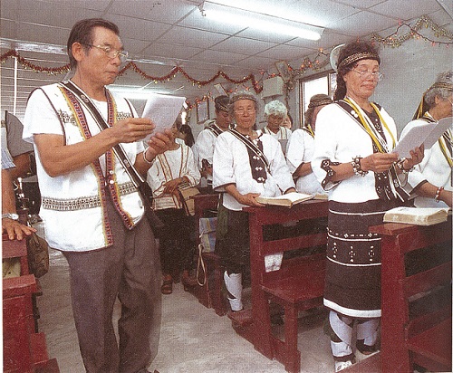 1950年代基督教與天主教陸續傳入，天主教神父入境隨俗學會噶瑪蘭話，以它作為傳教時的語言，而信了教的噶瑪蘭人也沒有忘記祖先，他們穿著代表噶瑪蘭族的服飾上教堂做禮拜，持續用自己的方式與祖先對話。