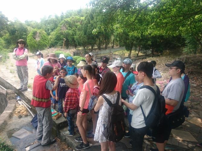 帶領觀眾至大坌坑遺址現地解說。