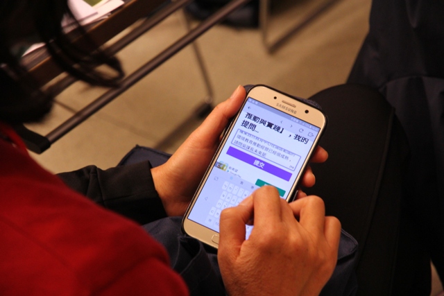 與會者以線上填寫提問單方式進行提問(許浩倫拍攝)。