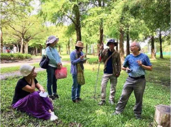 採集中途講述染材萃取經驗