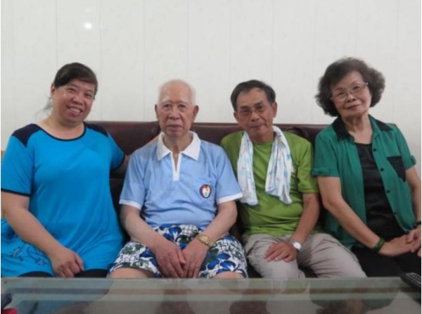 藍金芳與採訪團隊合影