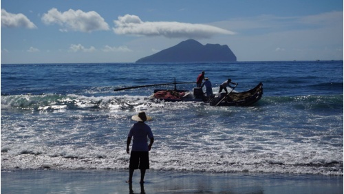 在頭城海邊牽罟的漁船。