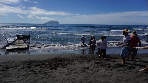 同心協力牽罟。