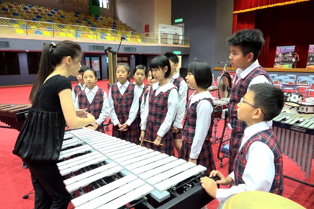 新生國小打擊樂團練習狀況。