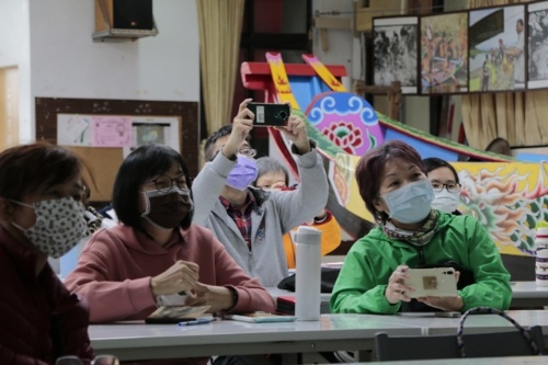 現場學員聚精會神的聆聽課程。