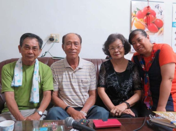 莊仁宗與採訪團隊合影，左二為莊仁宗。