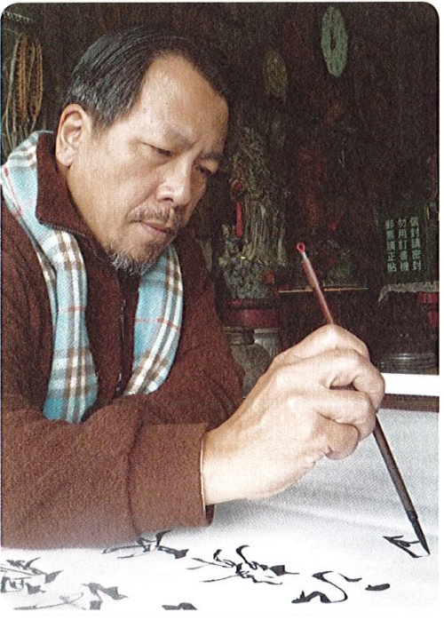 嫻熟書法練字的廖大慶。