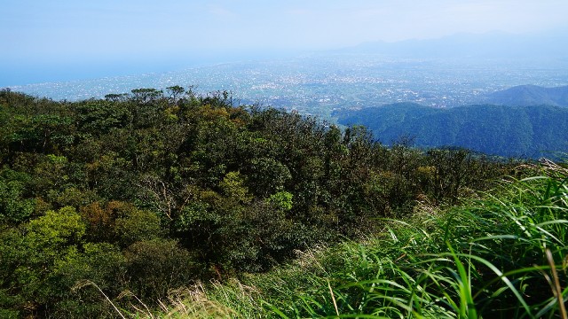 蘭陽五大名山之一烘爐地山海拔1166公尺，山頂展望良好，發現臺灣吊鐘花的新紀錄地點。