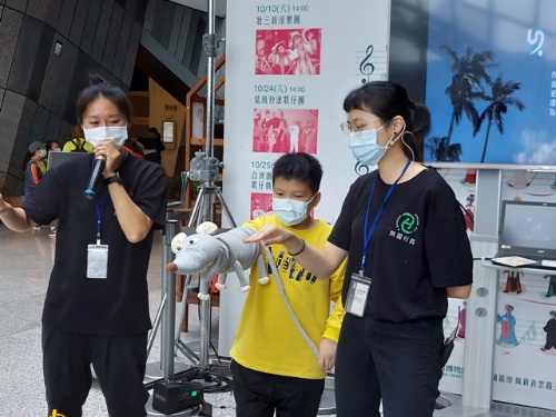利澤國際偶戲藝術村的夥伴引導民眾進行老鼠偶表演。
