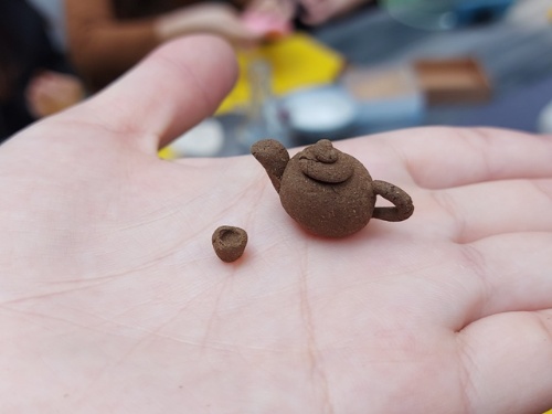 依個人喜好，將薰香材料捏製成各種形狀。