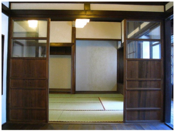 因為買不到日本紙才換成了現在的夾板門(莊雅惠 攝)