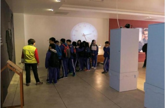 志工向孩子講述：陳定南為什麼是宜蘭的總體規劃師／2017年攝／陳定南教育基金會提供