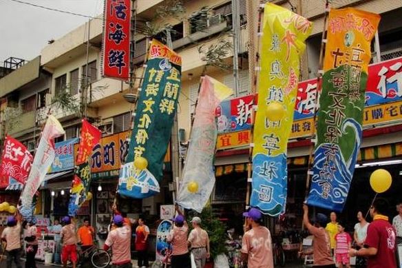 大漁旗陣，大漁旗是漁村裡有新船要舉行下水儀式時，親友或商行致贈給船家掛在船上用的旗幟，旗面上通常都會寫著大大的「祝大漁」或「祝滿載」等字樣，這樣的旗幟在早期有專門製做的店家和師傅在製做，他們用糯米糊在布上防染再上顏料繪製而成，但後來隨著海洋資源日漸枯竭，訂製新船的船家也跟著減少了，當然製旗的師傅也就沒辦法維持生計，再者因為印刷技術的進步，快速大量的印刷便取代了傳統的繁複工法，於是現今用傳統工法製成的大漁旗便成了稀世的珍品了