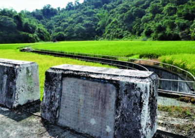 1948（民國37年），大光明灌溉工程竣工後，臺灣省政府建設廳水利局三星工程處主任王友仁在引水處堤防立石碑。（李兩團提供）