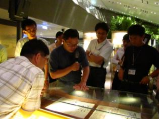 蘭陽博物館內館員解說噶瑪蘭族與漢人買賣契約情形 (莊雅惠 攝)