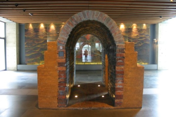 2000年12月成立的鶯歌陶瓷博物館以台灣人民近百年來的陶瓷發展為主題，展現台灣先民在這塊土地上生活的記憶及歷史