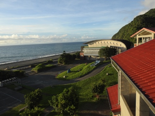 緊鄰南方澳漁港的南安國中，期待學生們創造出屬於當地的南方澳大事記。(攝影：賴友梅)