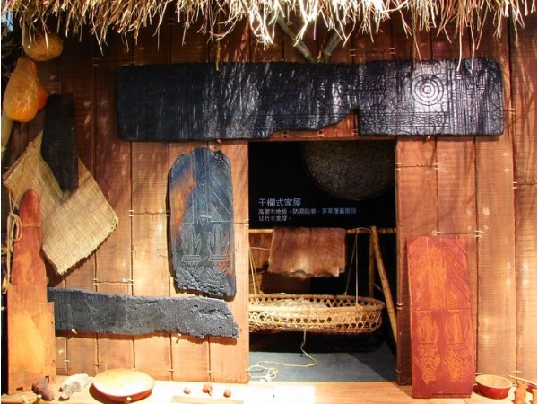 圖為蘭博「探溯淇武蘭」特展中所展出之噶瑪蘭族傳統干闌式家屋，門前用以裝飾增加房屋的美觀的木刻雕板是社中年長者閒暇時雕刻製成，其是否代表另一層面的社會、宗教意義，尚待進一步考證