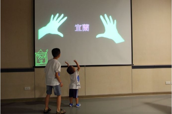 我愛宜蘭：蘭博館內的主題展示區導覽影片銀幕上，如同母親溫暖的雙手，孕育出富饒的大地與文化氣息濃郁的宜蘭