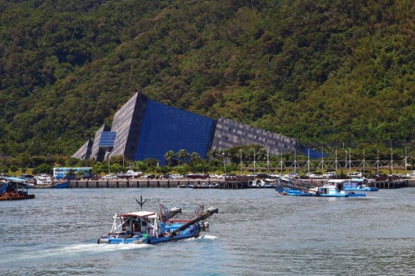 豐收回航：蘭陽博物館坐落於頭城鎮烏石港區烏石礁遺址公園內，緊鄰著漁港區建造完成，港區內每天豐收回航的漁船穿梭其間，遠眺此美景令人心曠神怡