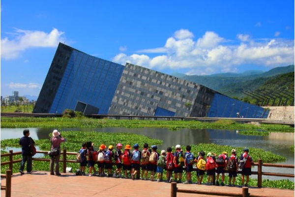 校外教學：蘭博館在建築設計上採維護溼地生態為先決考量，選用環保可回收的材料與綠建築施工，以避免對自然環境的過多衝擊，對於前來參觀的學童具有正面的教育意義