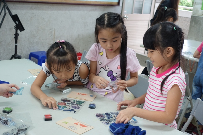 小朋友聚精會神的製作水晶印畫