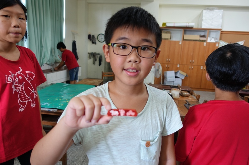 經過一串敲敲打打後展示自己動手的皮雕成果