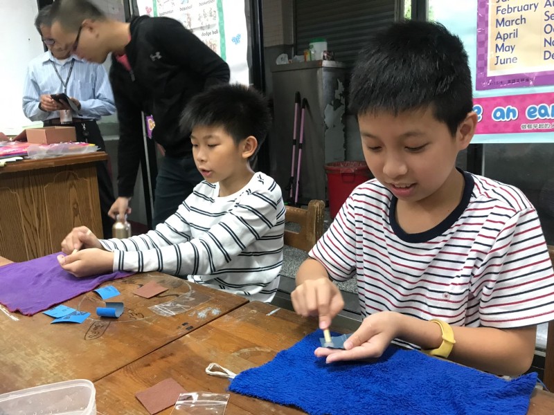 先用砂紙將珊瑚表片磨過後續才好利用