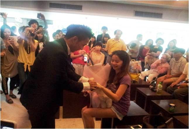 在烏石港驛站幫遊客放求婚影片，之後求婚成功了！