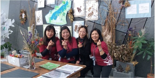 與即將退休的同事一起在蘭博植物看風水微展前合照。