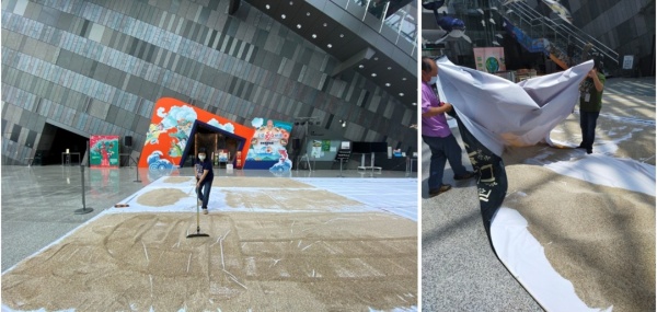 左圖：隨著砂子清洗清運數量越多，需要曝曬的範圍擴大至整個大廳。/ 右圖：砂子的重量加上帆布的重量加重清理的困難度。