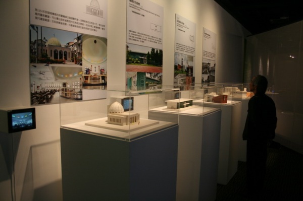 觀展的遊客