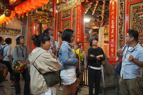 旅人書店的林鴻文老師與學員介紹奠安宮的歷史