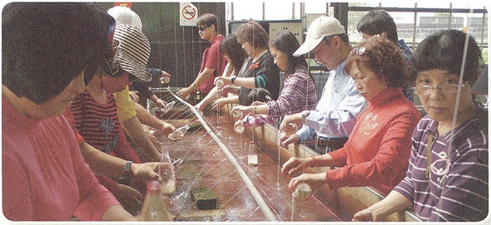 勝洋水草的DIY體驗總是吸引大批觀光客，徐志雄自謙勝洋是靠生態瓶DIY活過來的。