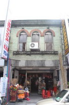 租用中山西路臺灣銀行房舍一樓為神父辦公處所，二樓為道理聽及臨時聖堂。