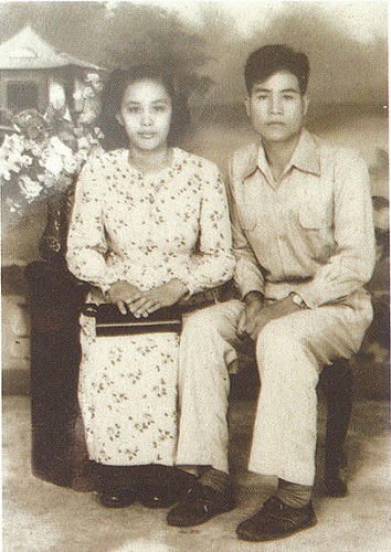 1955年，24歲的偕萬來與同為噶瑪蘭族的嚴玉英結婚，三年後，偕萬來結束外地的工作，全家定居新社。