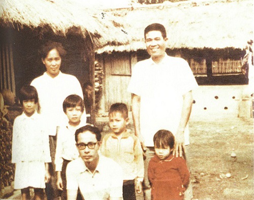 1960年代，前來花蓮新社採集噶瑪蘭語的日本學者土田滋(前排中間)與偕萬來全家合照。