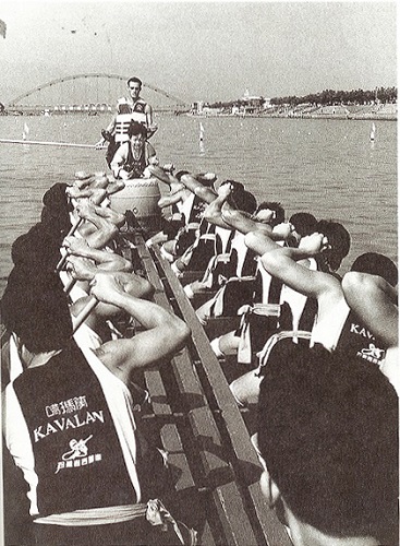 繼1993年首次返回祖先之地─宜蘭冬山河參加龍舟競賽，1994年6月台東縣長長濱鄉樟原的噶瑪蘭族青年再度回到母河參賽。