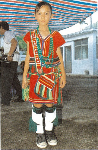 1993年8月新社的豐年祭，為了突顯噶瑪蘭族的特色，曾規定會場只能講噶瑪蘭話，結果這招來村中阿美族的不滿，特別是那些曾為噶瑪蘭族文化復振的阿美族。於是幾經協商，次年的豐年祭開始不再限制語言，阿美族年輕小姐穿的紅色衣服也登場了。