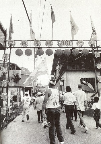 1996年5月刺桐花開時，噶瑪蘭族卻返回祖居地。這一年，吳沙率眾入墾宜蘭兩百周年，宜蘭縣政府首度將以漢人為中心的「開蘭紀念日」改為「宜蘭紀念日」。