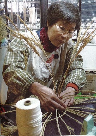 林秋女是個典型的素人藝術家， 各種生活用品透過她的巧手編織一一成形，每件手作都是獨一無二。