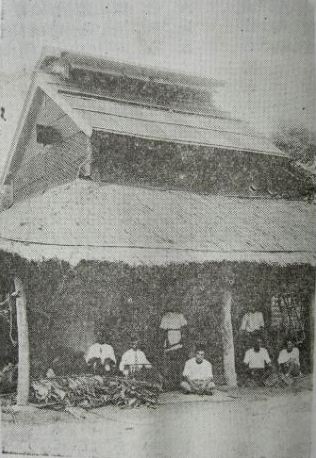 黃色種煙草乾燥室 (照片來源：台灣と海外社編，1937，《台灣專賣事業年鑑人物編》，編者)