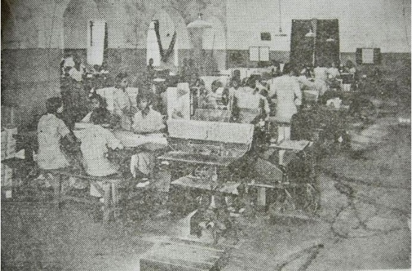 製造煙草之包裝 (照片來源：台灣と海外社編，1937，《台灣專賣事業年鑑人物編》，編者)