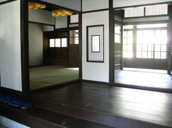 在木構造的結構牆身上，依照空間需求以白灰粉刷裝飾的編竹灰泥牆、門窗加以隔間