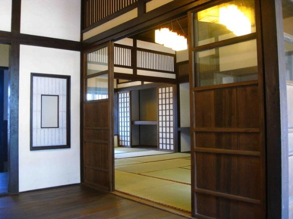 每個室內空間都是由木板交疊