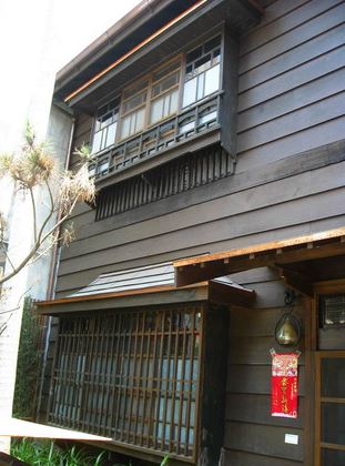 賣捌所外牆的水平無押條木雨淋板與玻璃木窗