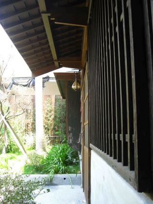 門口前的雨庇可方便車子停靠，使人出入不受天候影響